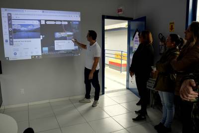 Duas escolas municipais de Siderópolis recebem lousas digitais