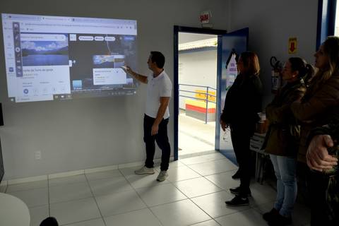 Duas escolas municipais de Siderópolis recebem lousas digitais