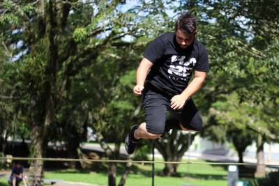 Slackline estimula músculos posturais