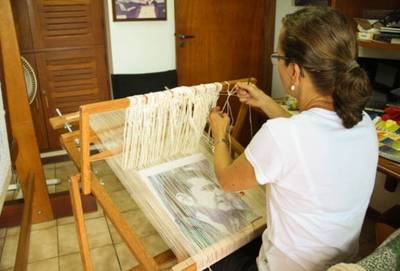 Das linhas, uma obra de arte: Artista Elke Hulse aposta na raridade da tapeçaria