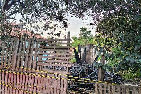 Residência de madeira é destruída após ser atingida por incêndio