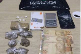 Jovem é flagrada com mais de 2,5 quilos de cocaína