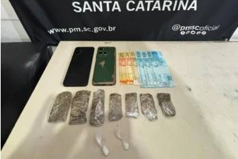 PM flagra tráfico de drogas e prende dois homens em Passo de Torres