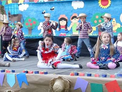 Talentos precoces na festa da Escolinha Balão Mágico