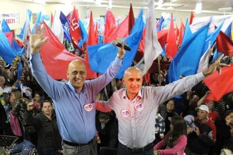 Junto com deputados Jairo e Naelti discursam no bairro Pedreiras