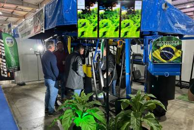 Apresentada na AgroPonte, máquina criada por fumicultor de SC revoluciona a colheita do fumo