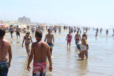 Céu de brigadeiro leva milhares de pessoas à beira-mar do Rincão  