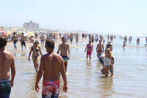 Céu de brigadeiro leva milhares de pessoas à beira-mar do Rincão  