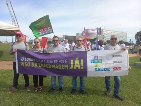 Sindisaúde Criciúma participa de ato em defesa do piso da enfermagem em Brasília