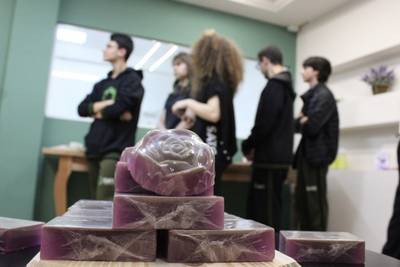 Alunos da Satc realizam parceria para venda de produto em empresa de Nova Veneza