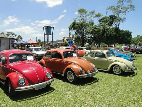 Encontro de carros antigos no Parque Ecológico de Maracajá