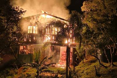 Incêndio destrói residência em Garopaba