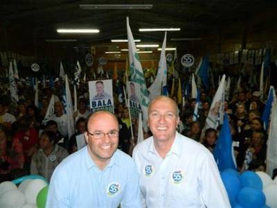 Comício de encerramento de Evandro e Fernando lota salão da igreja 