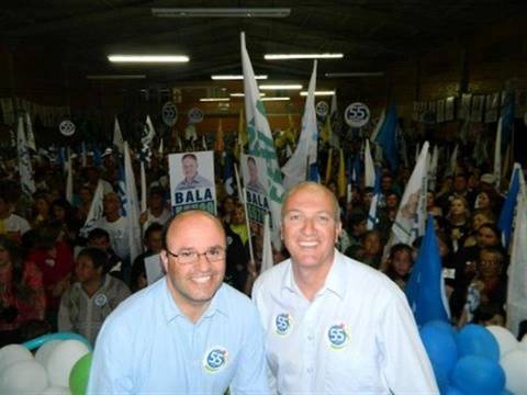 Comício de encerramento de Evandro e Fernando lota salão da igreja 