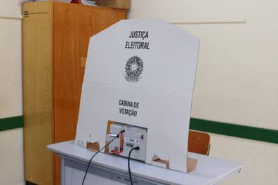 Problema em biometria atrasa votação em quatro seções da escola Marcos Rovaris, no Pinheirinho 