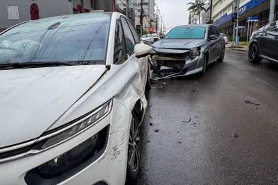 Colisão entre dois carros deixa trânsito lento em via movimentada de Criciúma