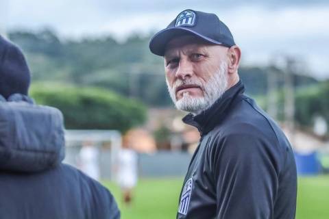 Após vitória na Série B, Silvio Criciúma projeta jogo-chave contra o Blumenau