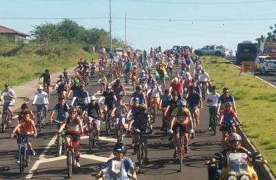 Passeio ciclístico reúne centenas de participantes