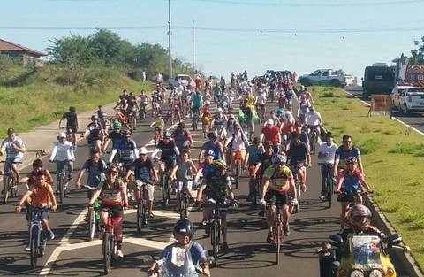 Passeio ciclístico reúne centenas de participantes