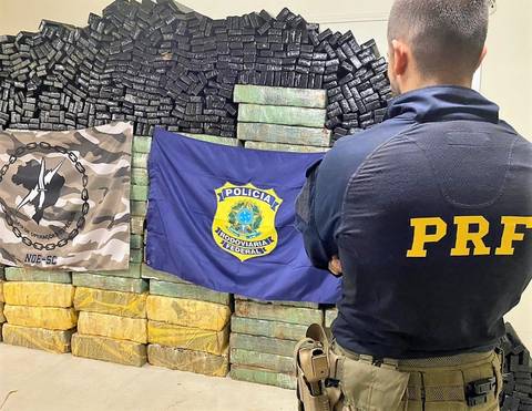 PRF prende trio que carregava mais de mil quilos de maconha em carros de empresa terceirizada