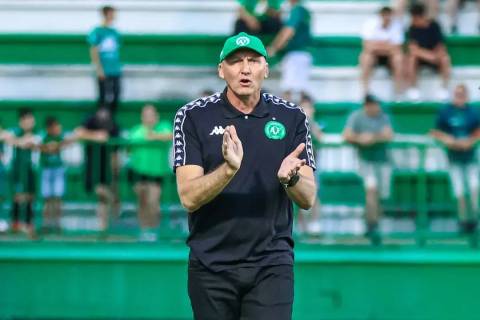 Técnico da Chape cita jogo contra Criciúma ao reclamar de logística na Série A