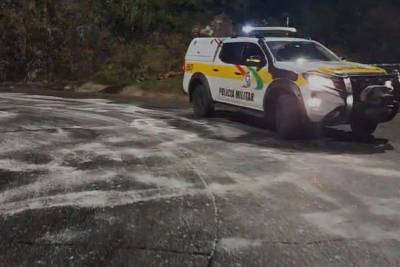 Vídeo: PMRv espalha sal na Serra do Rio do Rastro para evitar formação de gelo