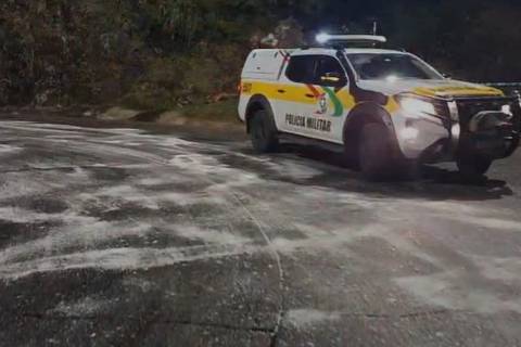 Vídeo: PMRv espalha sal na Serra do Rio do Rastro para evitar formação de gelo