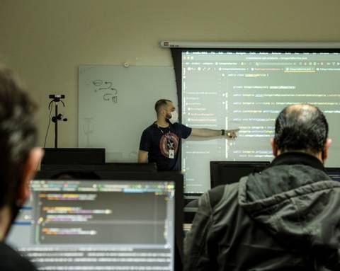 Mercado em alta: o que fazem os desenvolvedores de back-end, front-end e full- stack