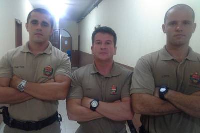 Policiais ajudam a salvar vida de jovem