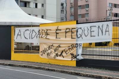 VÍDEO: com faixas espalhadas pelo HH, torcida do Criciúma protesta e pede: ‘chega de improvisação’