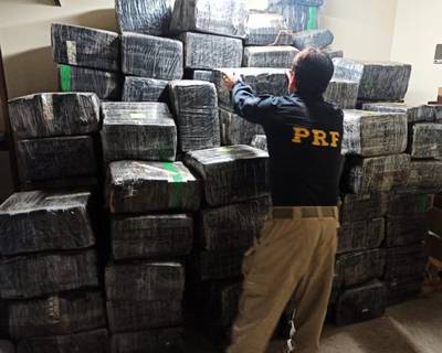 PRF finaliza pesagem de maconha apreendida em carreta de donativos para o RS