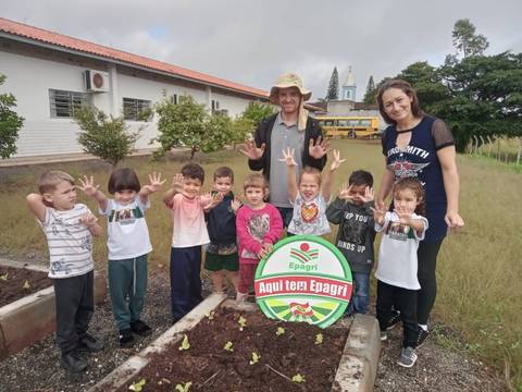 Escola de Maracajá utiliza horta escolar como ferramenta pedagógica