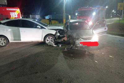 Casal fica ferido após colisão entre dois carros na BR-101