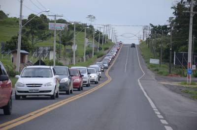 Motoristas enfrentam fila para chegar ao Balneário Rincão