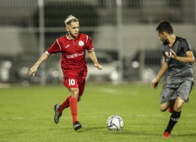 Matheus Candido marca em retorno do futebol no Bahrein 