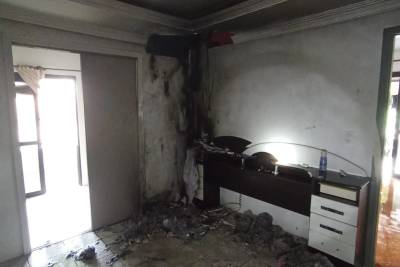 Ar-condicionado pega fogo e danifica forro de residência