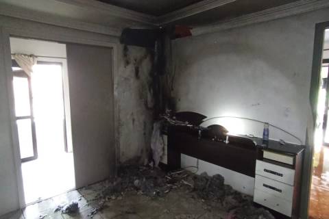 Ar-condicionado pega fogo e danifica forro de residência