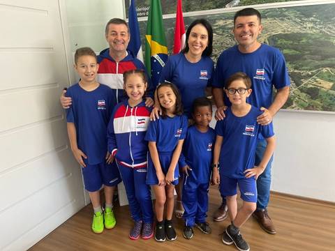 Prefeito Franqui Salvaro entrega 2.194 kits de uniformes em escolas da rede municipal