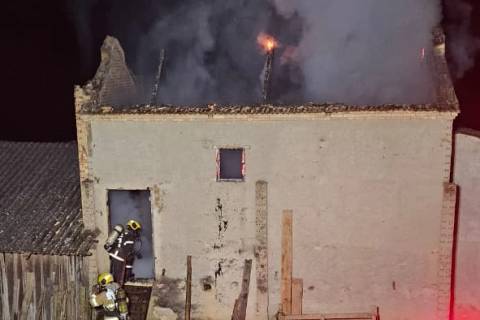 Estufa de fumo é destruída por incêndio