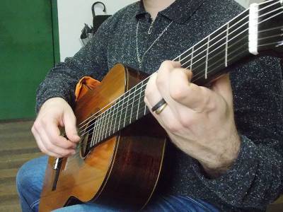 Luthier fará reparos em instrumentos de cordas em Criciúma