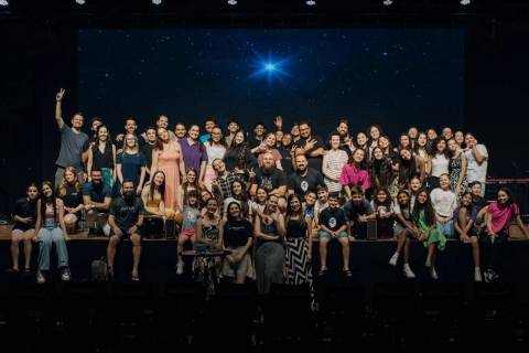 Espetáculo leva magia do Natal ao Teatro Elias Angeloni em Criciúma