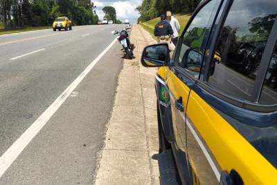 Motociclista é flagrado fazendo manobra ‘Superman’ na BR-116