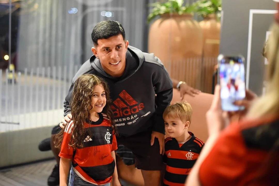 Torcida rubro-negra faz recepção ao Flamengo em Criciúma e canta: 'O Fluminense vai pagar a Série B' — foto 2