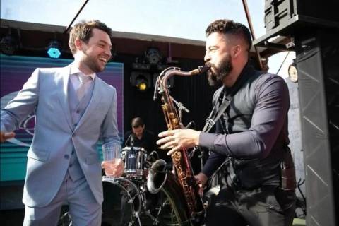 Clássico e moderno: saxofonista traz inovação e união do tempo antigo com o presente