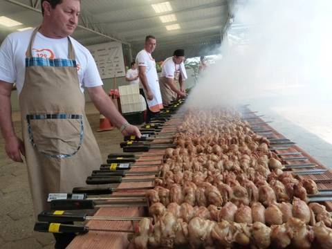 Almoço das Carnes Brancas movimenta o Bairro da Juventude