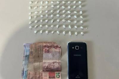 Tubarão: com apoio de cão farejador, homem é preso em flagrante por tráfico de drogas