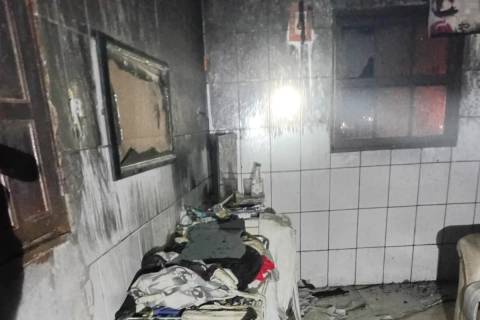 Casa é parcialmente destruída por incêndio