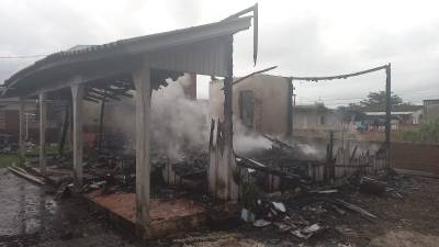 Incêndio destrói casa em Balneário Gaivota