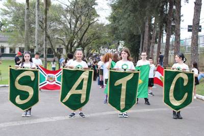 Colégio Satc dá início a semana da pátria com desfile cívico e hasteamento das bandeiras