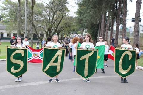 Colégio Satc dá início a semana da pátria com desfile cívico e hasteamento das bandeiras